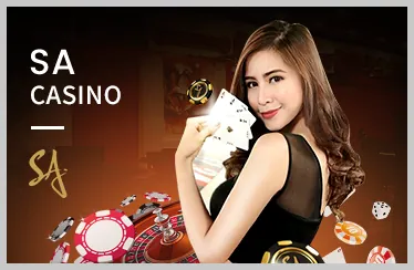 Sân quần vợt với một tay vợt đang giao bóng
